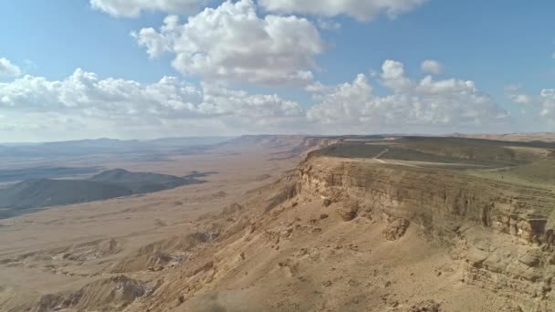 Negev Çölü Ndeki Ramon Krater Kayalıklarının Hava Görüntüsü — Stok video