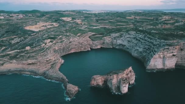 Vuelo Sobre Bahía Dwejra Malta Atardecer — Vídeo de stock