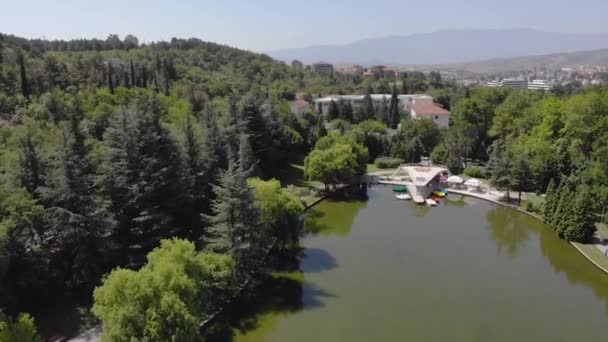 Volando Sobre Lago Silistra Rodeado Árboles Verdes Las Colinas — Vídeos de Stock