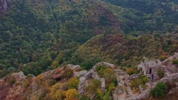 Revelando Fortaleza Asen Monumento Antiguo Las Montañas Rhodope Bulgaria — Vídeos de Stock