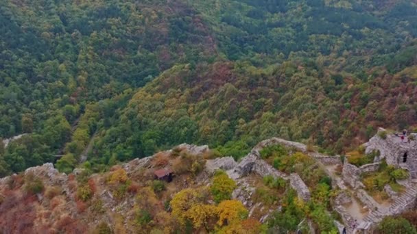 Volando Hacia Abajo Revelando Antigua Fortaleza Asen Las Montañas Rhodope — Vídeos de Stock