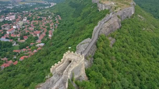 Drone Footage Ancient Ovech Fortress Provadia Bulgaria Surrounded Green Trees — Stock Video