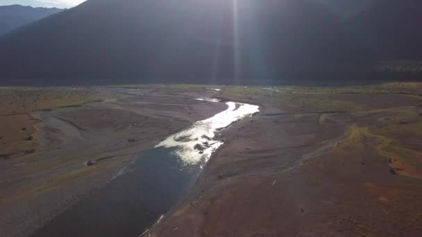 Vuelo Aéreo Sobre Arroyos Poco Profundos Que Llevan Suficiente Agua — Vídeos de Stock