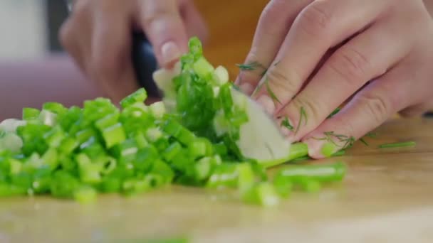 Κοντινό Πλάνο Μιας Μάγειρας Που Κόβει Φρέσκα Πράσινα Κρεμμύδια Μια — Αρχείο Βίντεο