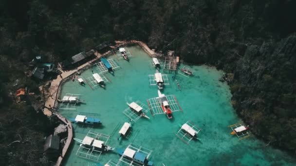 Barcos Banca Apertados Pequeno Porto Insular Nas Filipinas — Vídeo de Stock
