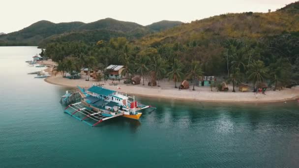 Voando Para Longe Barco Bangka Ancorado Praia — Vídeo de Stock