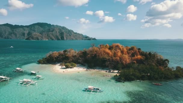 Pequena Ilha Com Muitos Barcos Locais Banca Flutuar Suavemente Água — Vídeo de Stock