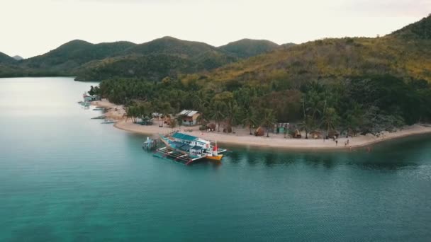 Barco Bangka Ancorado Uma Ilha Perto Uma Aldeia Bungalows — Vídeo de Stock