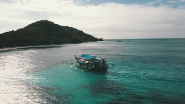 Köröznek Egy Bangka Hajó Körül Ahol Nap Visszaverődik Vízben — Stock videók