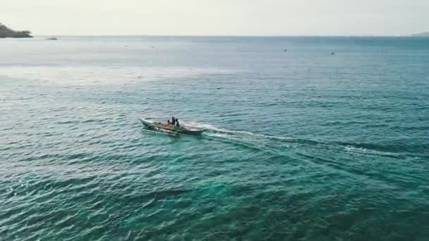 Pagando Esquerda Com Drone Seguindo Barco Bangka Com Pessoas Nele — Vídeo de Stock