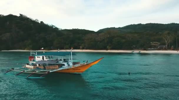 バンカ船はビーチの隣の水に怒り — ストック動画