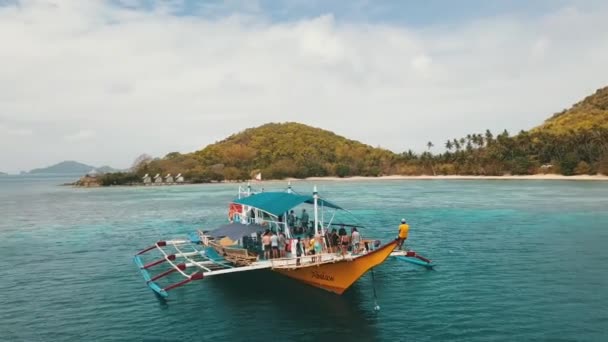 Voando Torno Grande Barco Filipino Com Pessoas Nele Alguns Deles — Vídeo de Stock