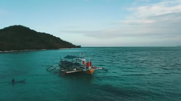 Kanodaki Adam Büyük Bir Bangka Teknesine Yaklaşıyor — Stok video