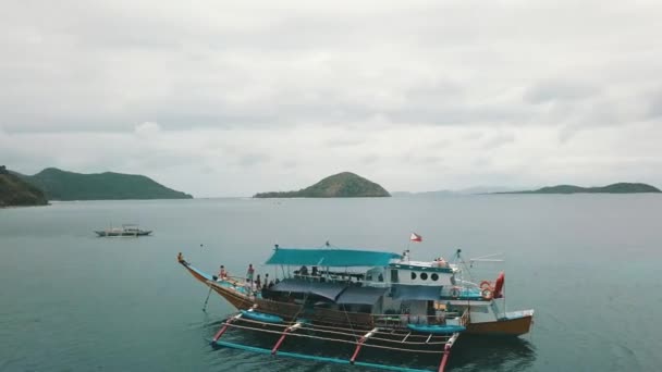 Volando Alrededor Gran Barco Filipino Con Gente — Vídeos de Stock