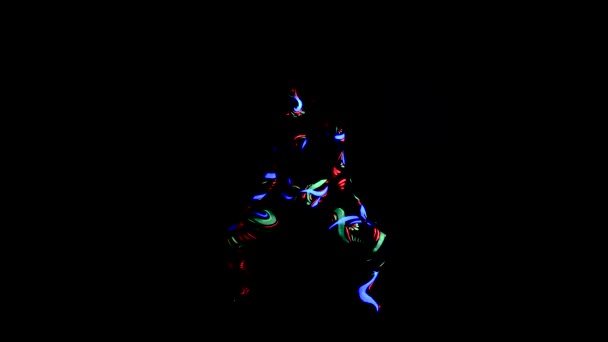 Ultraviyole Vücut Boyalı Kadın Dansçı Vücudunu Yere Yaklaştırıyor Çürümüş Versiyon — Stok video