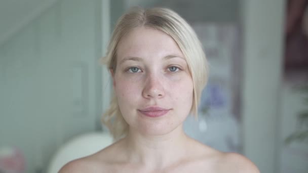 Блондинки Блакитні Очі Макіяжу Закриваючи Обличчя Перш Ніж Придумати Роботу — стокове відео