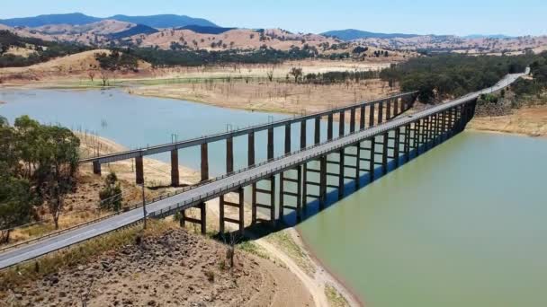 Vendo Uma Ponte Com Tráfego Leve Estrada Rural Victoria Austrália — Vídeo de Stock