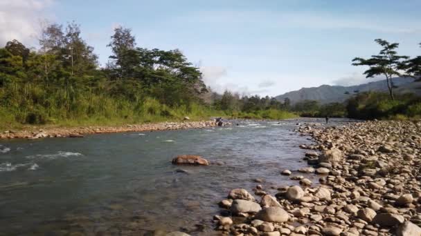 파푸아 뉴우기니아 곳에서 빨래하는 사람들이 — 비디오