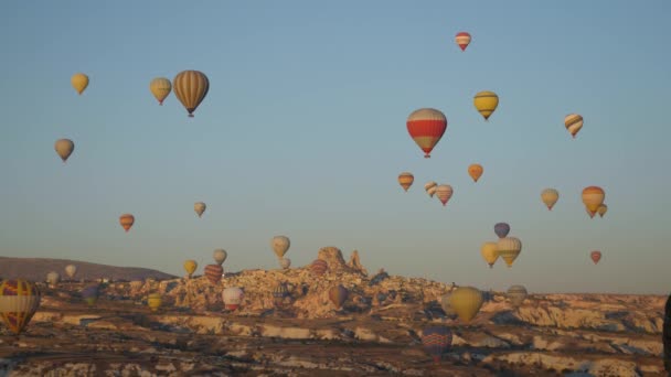 作为大型节日的一部分 土耳其卡波多西亚上空的天空布满了五彩缤纷的热气球 广阔的空中景观和地平线上的城市 — 图库视频影像