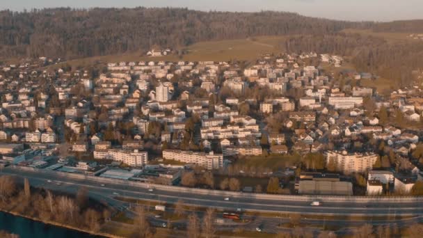 Městská Osada Dálnicí Vpředu Řekou Zpětný Výstřel Dronu — Stock video