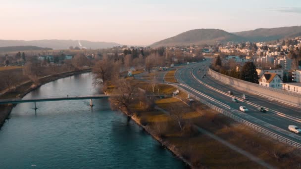 Řeka Jedné Straně Dálnice Druhé Příroda Urbanizace Pracují Harmonii — Stock video
