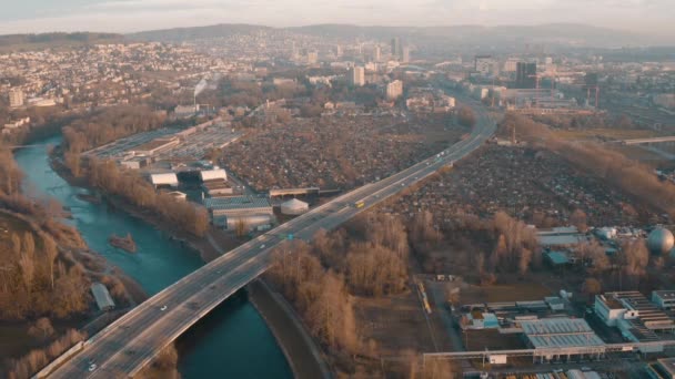 Rückwärts Über Eine Autobahn Die Ein Stadtgebiet Führt — Stockvideo