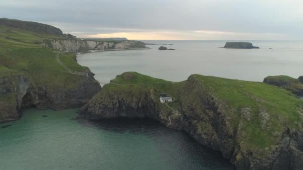 Luchtfoto Van Carric Rede Aan Kust Van Noord Ierland Terwijl — Stockvideo