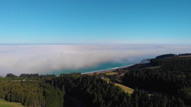 Blížíme Oceánu Mraků Pobřeží Zelenou Zemědělskou Půdou Popředí Canterbury Jižní — Stock video