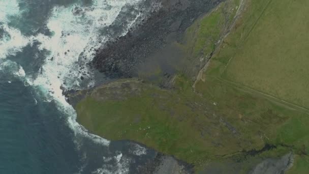 Aerial Birdview Ujęcie Epickich Ekscytujących Klifów Krajobrazu Wrzosowiska Podczas Fal — Wideo stockowe