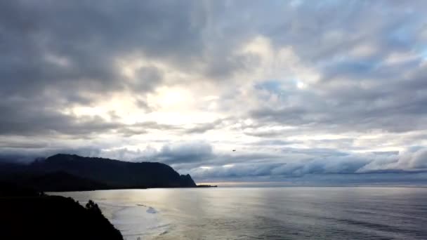 Hawaii Kauai Timelapse Cloudy Підняли Вид Хвиль Гір Відстані — стокове відео