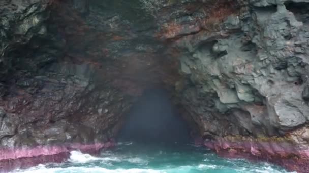 Hawaii Kauai ケイブの入口に浮かぶ海に浮かぶボート — ストック動画