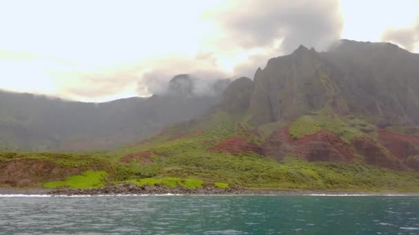 4K夏威夷考艾岛在海洋上划船 从右到左缓慢地从海岸线上的山脉漂流到纳帕利州荒野公园的海浪冲撞 — 图库视频影像