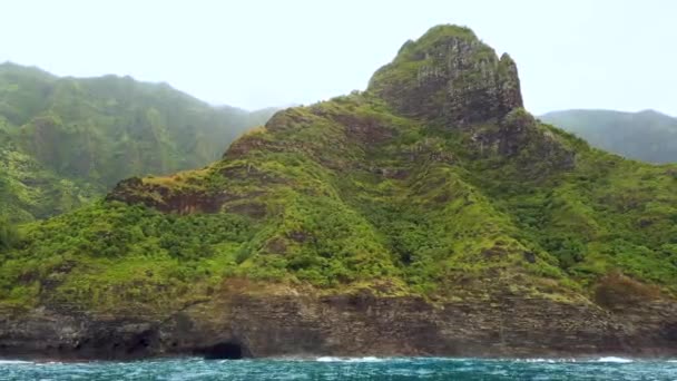 Hawaii Kauai Boating Ocean Passing Cave Met Golven Crashen Rotsachtige — Stockvideo