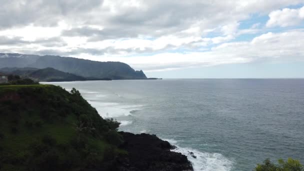 Havaiji Kauai Tilt Alas Vuorilta Etäisyys Paljastaa Aaltoja Kaatuu Kivinen — kuvapankkivideo