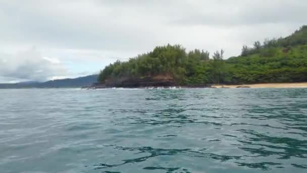 Hawaii Kauai Passeios Barco Oceano Esquerda Para Direita Montanhas Distância — Vídeo de Stock
