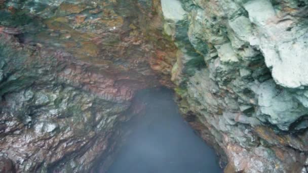 Hawaii Kauai Катание Лодке Океану Плывущей Вдоль Стены Океанской Пещеры — стоковое видео