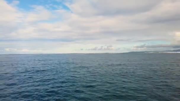 Hawaii Kauai Teknesi Okyanusta Sağdan Sola Süzülerek Dalgalı Bulutlu Kıyı — Stok video
