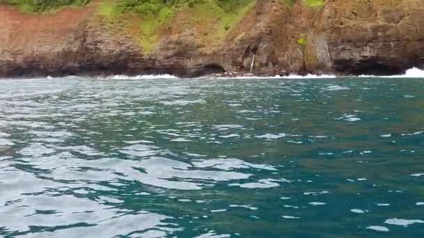 120Fps Havaí Kauai Passeios Barco Nas Ondas Oceano Rolar Bater — Vídeo de Stock