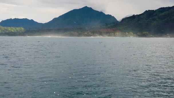 120Fps Hawaii Kauai Boating Ocean Floating Right Left Mountain Hills — Stockvideo