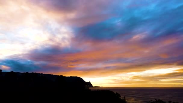 Hawaii Kauai Renkli Günbatımı Okyanus Kayalıklar Üzerinde Güzel Bir Bulut — Stok video
