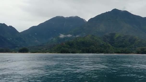 120Fps Hawaii Kauai Jachting Oceánu Plovoucí Zprava Doleva Zelenými Kopci — Stock video