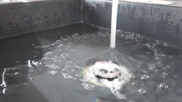 Stroom Van Water Met Hand Wassen Zeepbellen Metalic Pop Afvoer — Stockvideo