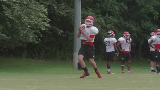 Quarterback Übt Seinen Langen Wurf — Stockvideo