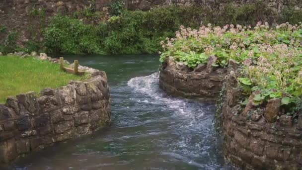 Cheddar Somerset Förenade Kungariket Vatten Rinner Nedför Floden Yeo Byn — Stockvideo