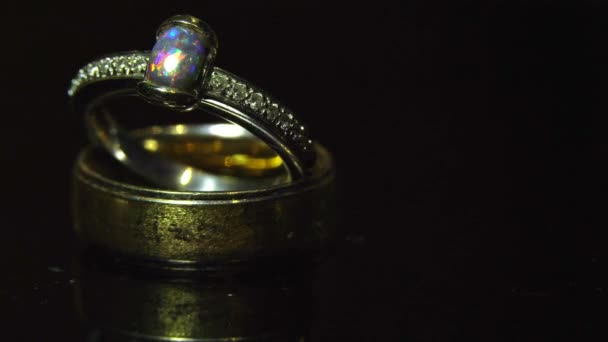 Wedding Rings Engagement Top Man Wedding Ring Light Motion — Stock Video