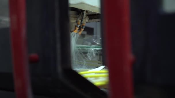 Snímek Frézovacího Skleněného Panelu Vodním Chladicím Cnc Strojem Malým Okénkem — Stock video