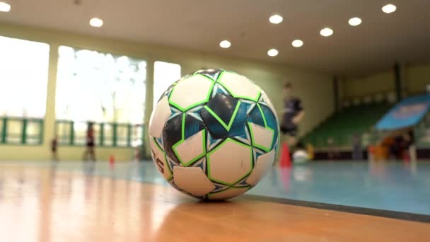 Futsal Μπάλα Στο Παρκέ Στο Γυμναστήριο Τους Παίκτες Παίζουν Futsal — Αρχείο Βίντεο