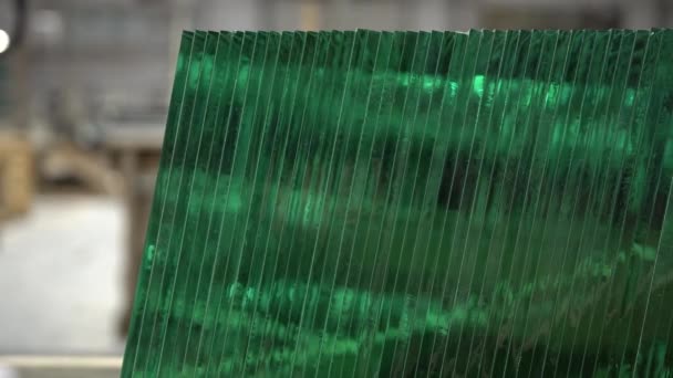 在玻璃厂 一排排的玻璃片被切割成完全相同大小 工厂生产的薄片使清澈的绿色玻璃回火 玻璃切割行业 — 图库视频影像