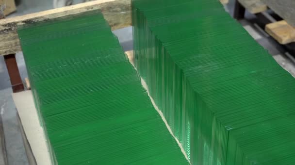 Twee Rijen Kleine Groene Glaspleinen Het Magazijn Bladen Groen Gehard — Stockvideo