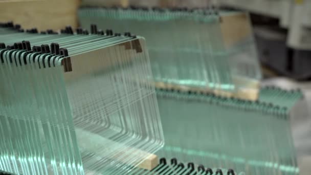 Fileiras Pequenos Produtos Vidro Forma Quadrado Com Cantos Arredondados Empilhados — Vídeo de Stock